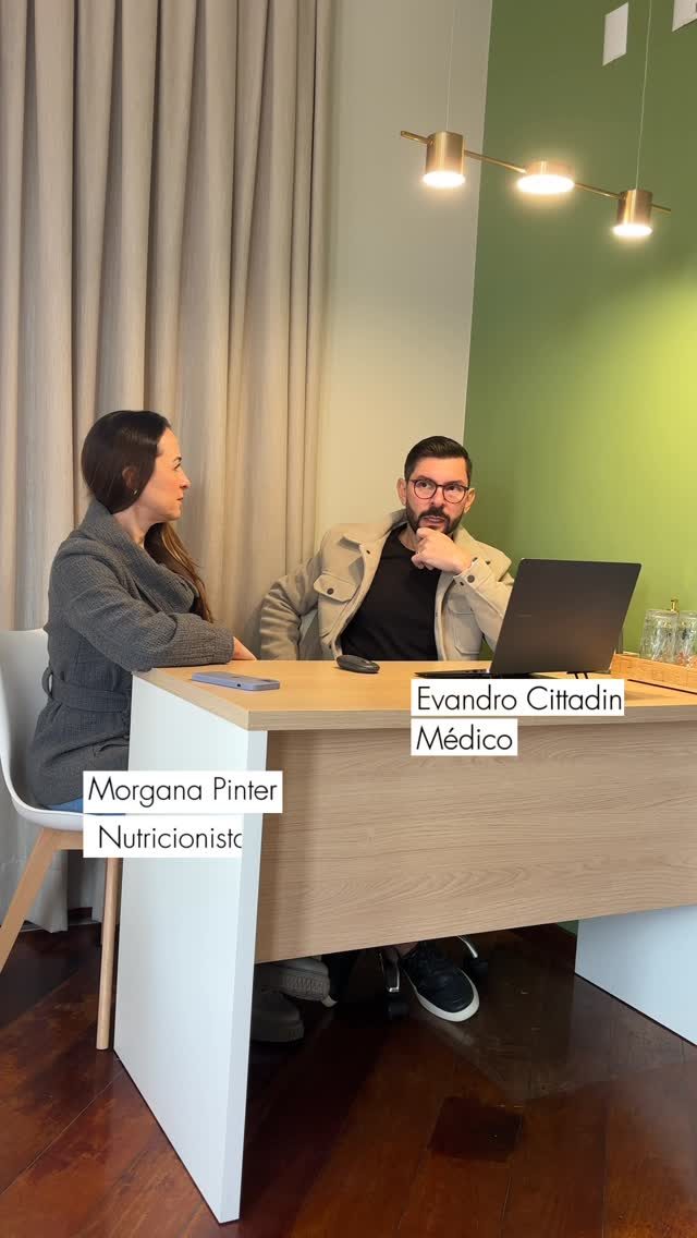 Dr. Evandro e Morgana discutindo um caso na clínica