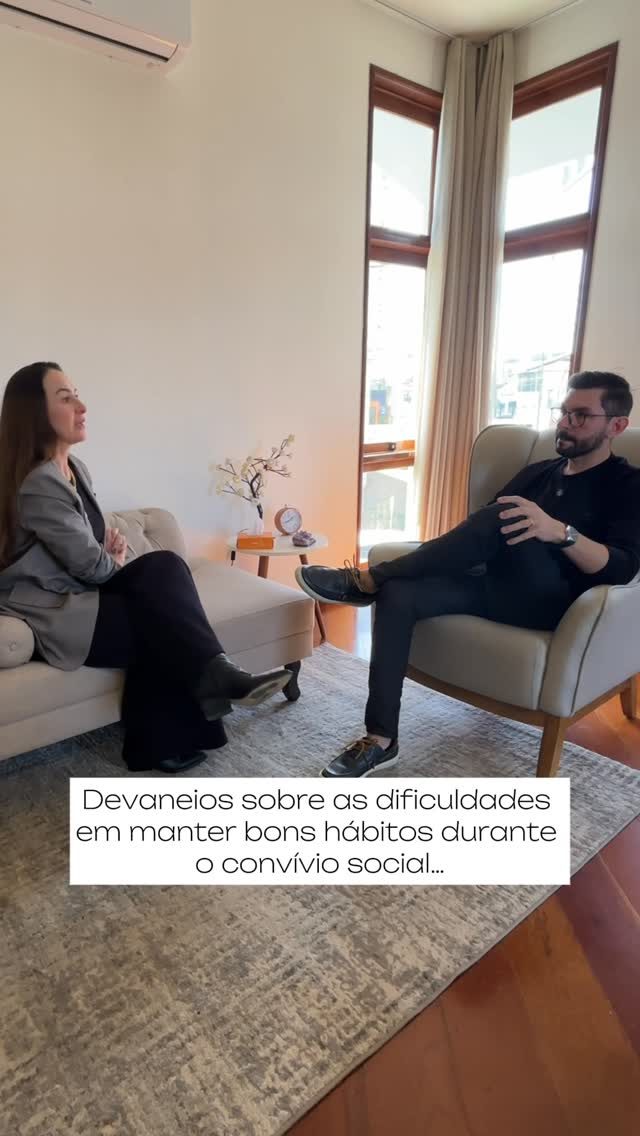 Morgana Pinter e Dr. Evandro Cittadin conversando na clínica